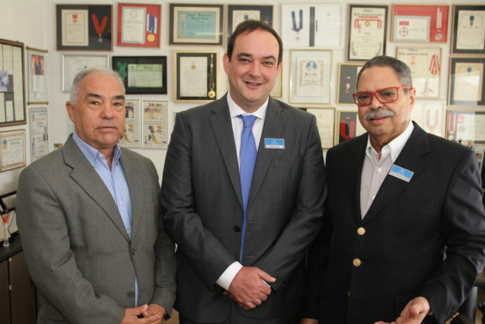 João Matos, o presidente da Fiemg, Flávio Roscoe e Paulo César de Oliveira, no almoço Conexão Empresarial 1 João Matos, o presidente da Fiemg, Flávio Roscoe e Paulo César de Oliveira, no almoço Conexão Empresarial, ontem, em Belo Horizonte Foto: Tião Mourão