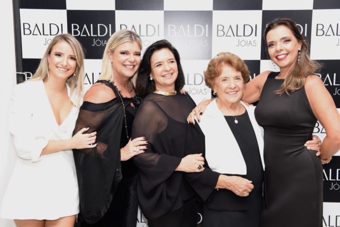 Neyde Baldi ladeada pela neta Joana e as filhas Mônica, Cristina e Bia no elegante ‘coq’ inaugural 1 Neyde Baldi ladeada pela neta Joana e as filhas Mônica, Cristina e Bia no elegante ‘coq’ inaugural da Baldi, no Spazio Design Foto: Aline Bastos