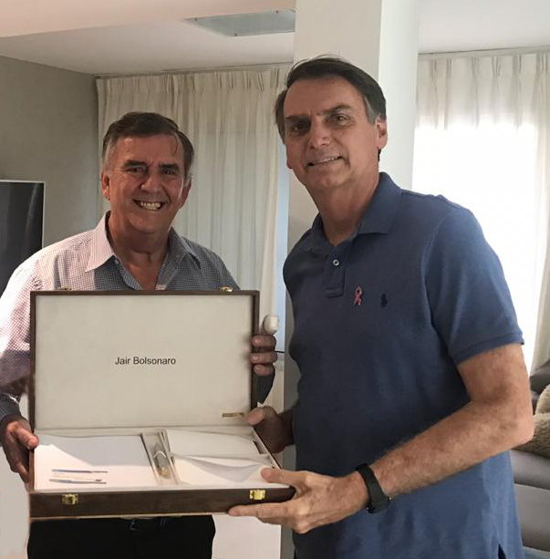 Aloísio Vasconcellos entregou um estojo personalizado ao candidato Jair Bolsonaro 1 3 Aloísio Vasconcelos e Bolsonaro