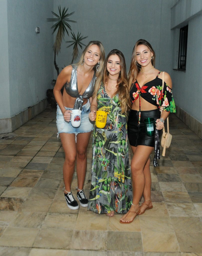 A aniversariante Manuella Zacharias Coelho ladeada pelas amigas Hanna Schmidt e Vitória Milhomens 1 AOT 2245 e1538604890983