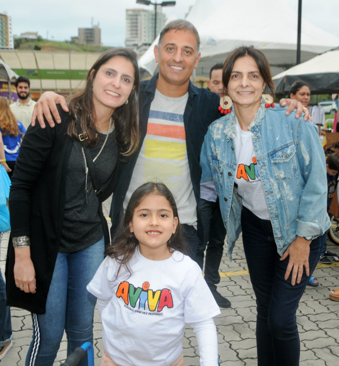Ana Paula e Fabrício Silveira com a filha Luiza e Sueli Rebouças no bazar Vestindo o Bem, em prol do Instituto Aviva. Foto: Andréa Ottoni