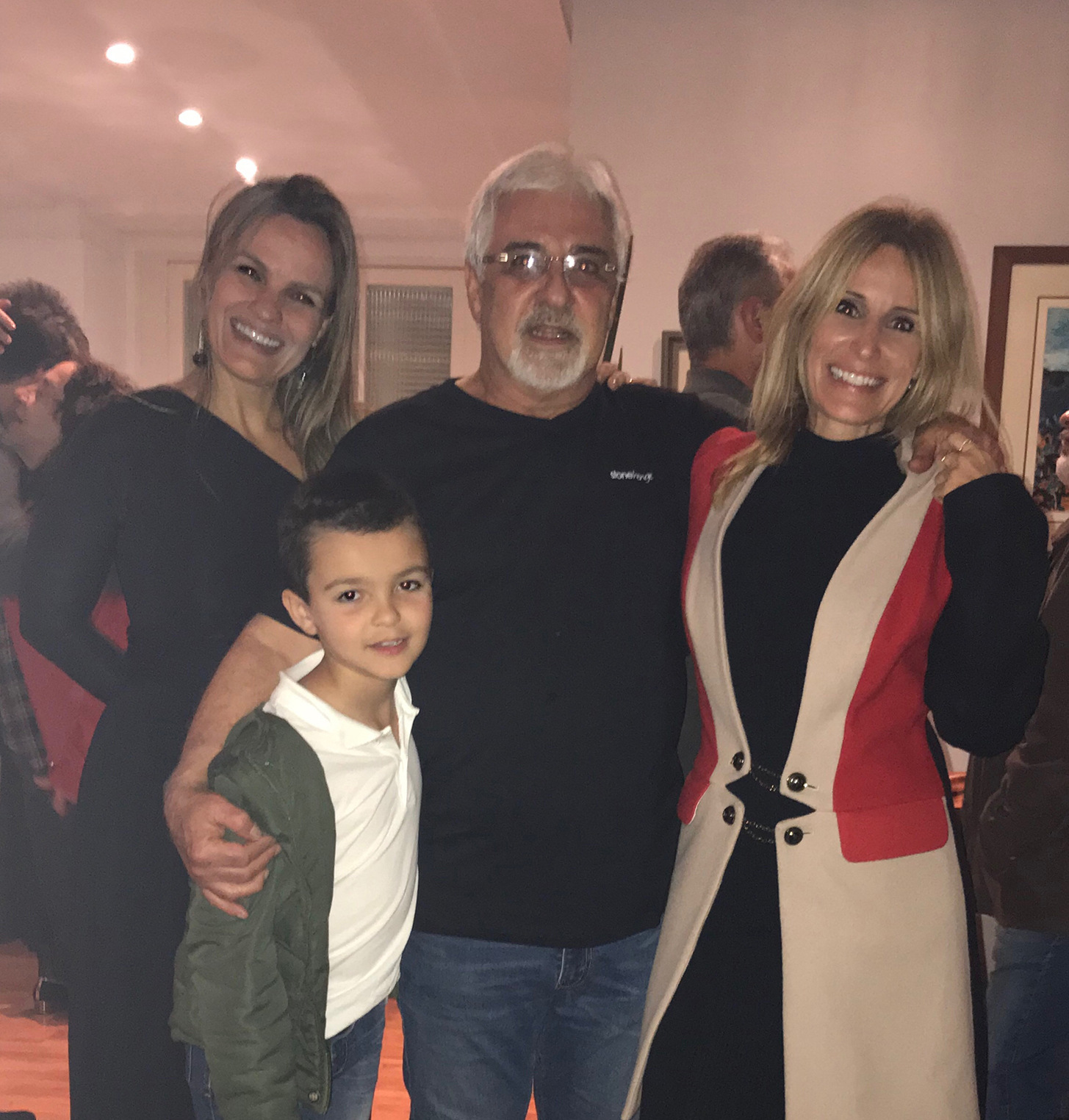 Marina dos Santos e Emília Lika Kojo Chehuen em tarde de moda no Independência Shopping 2 Igor Vanelli de Oliveira comemorou seus 70 anos ao lado das filhas Aline e Titi e do neto Gabriel Ferreira