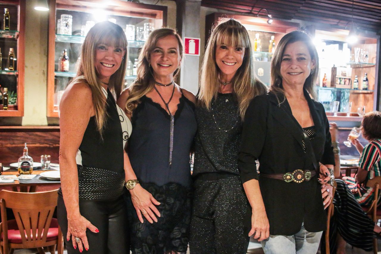 Hugo Siqueira, Maíra Delgado e Beto Nardelli durante o lançamento da Mostra de Cinema de Ibitipoca 2 Também na noite, Ana Lúcia Ribeiro Signorelli, Patrícia Touma, Ana Paula Ribeiro e Andréa Touma
