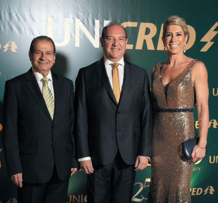 O presidente da Unicred Mauro Toledo Sirimarco, ladeado pelos diretores Edval Nacle Estefen e Liora Gonik, na elegante festa dos 25 anos da cooperativa, no Terrazzo Foto: Kempton Viana
