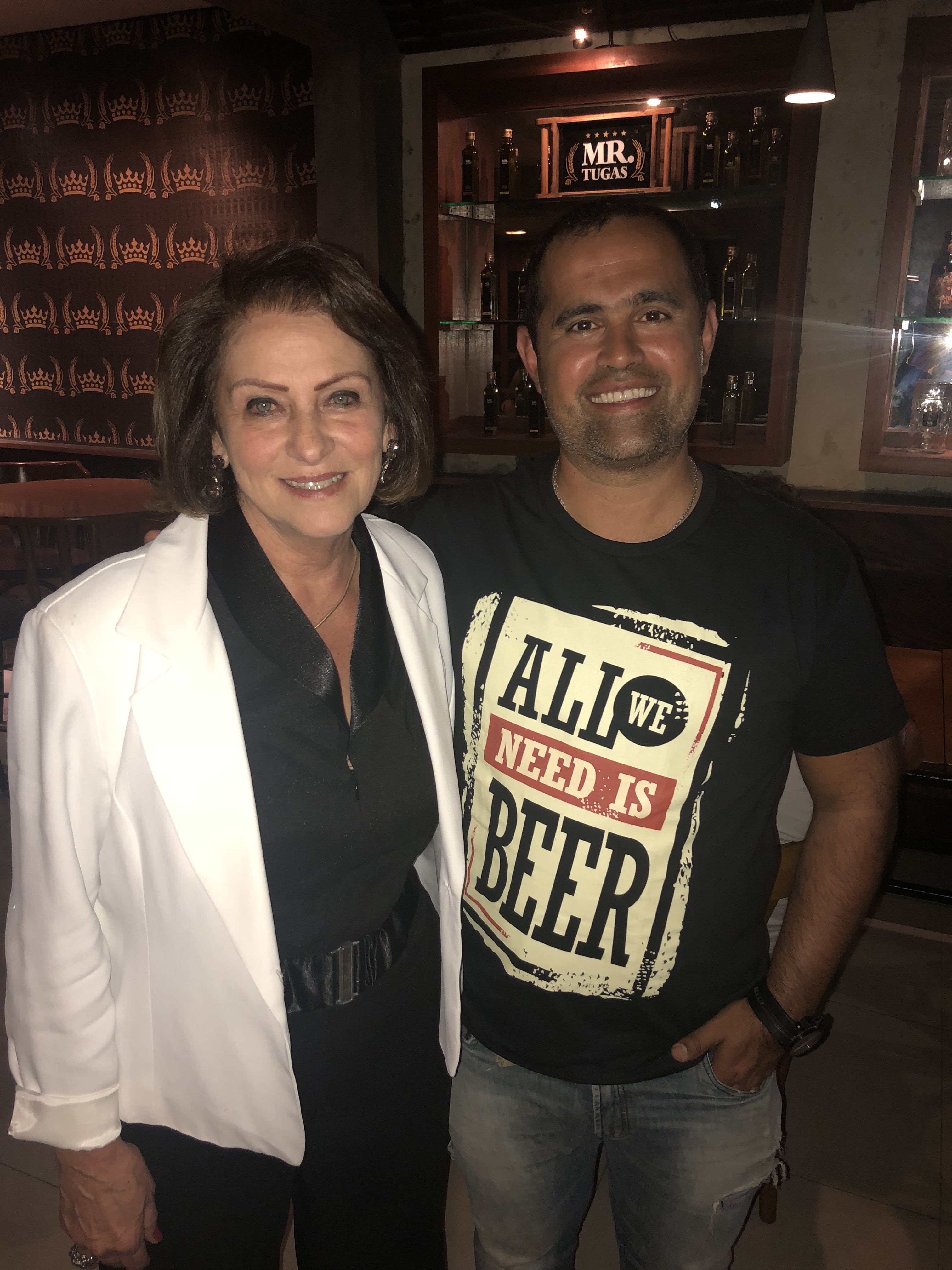 No Mr. Tugas, Jane Moysés e o anfitrião Hugo Siqueira durante o lançamento da campanha Sabor do Bem, que consiste na venda de ‘vouchers’ (R$ 50) de pizza, em prol da Fundação Ricardo Moysés Jr.