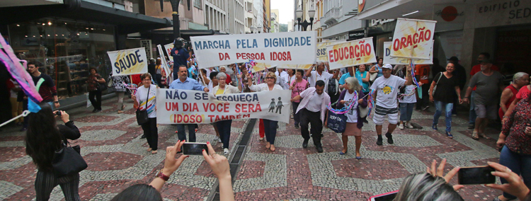 Marcha pela dignidade da pessoa idosa leva dezenas ao Calçadão 1 Marcha Leo 3