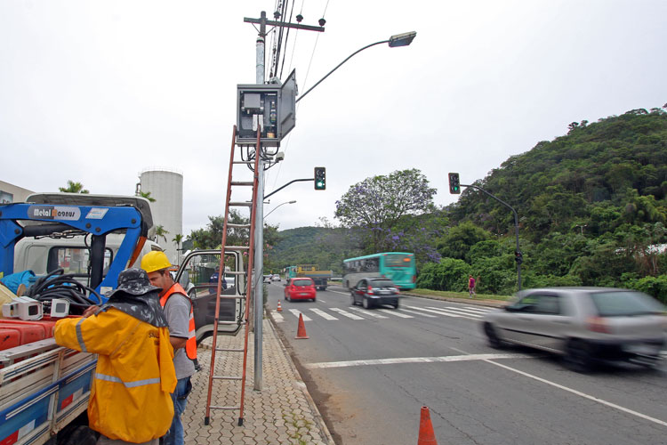 Testes com novos radares começam pela Avenida Brasil 1 Radares-Avenida-Brasil
