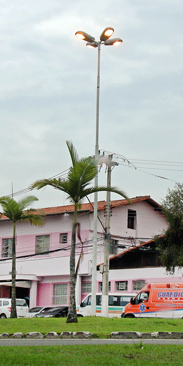 Poste tem quatro luzes acesas durante o dia no Cascatinha 1 VU Cascatinha.post