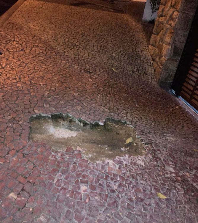Buraco em calçada dificulta locomoção de pedestres no Centro 1 VU Centro Br de Cataguases