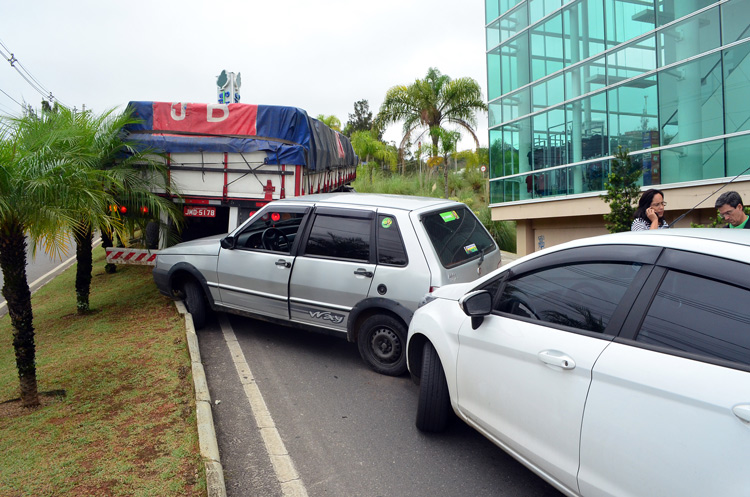 Carreta perde freio e interdita acesso para a Cidade Alta 4 acidente shopping 2 by olavo prazeres