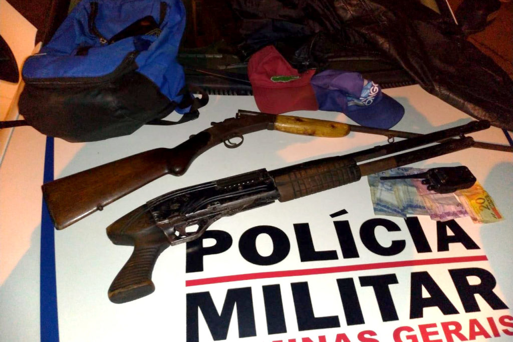 Bandidos armados são presos após invadirem empresa de ônibus 2 armas