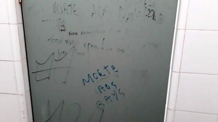 Banheiros da UFJF são pichados com frases homofóbicas e símbolos nazistas 1 banheiro ufjf 1