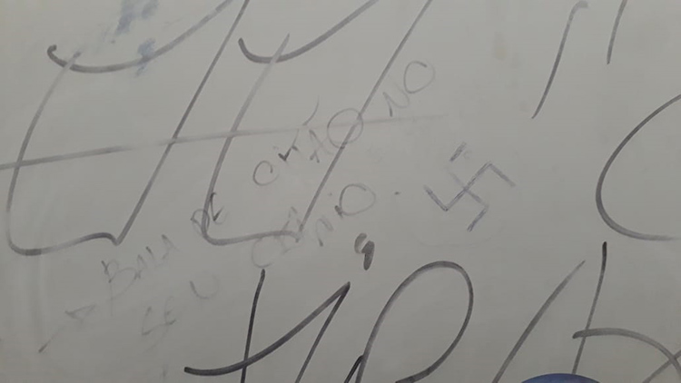 Banheiros da UFJF são pichados com frases homofóbicas e símbolos nazistas 2 banheiro ufjf 6