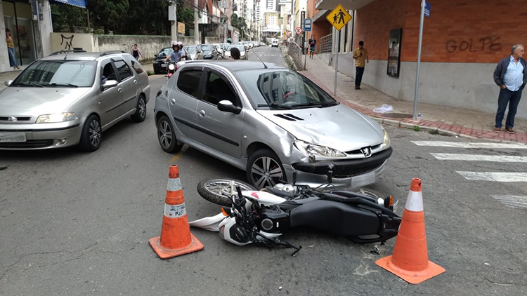 Batida entre carro e moto altera tráfego na Rua São Mateus 1 batida marcelo ribeiro1