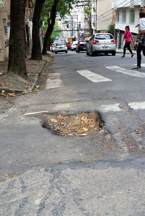 Buracos na Rua Espírito Santo prejudicam tráfego 1 buraco espirito santo 2