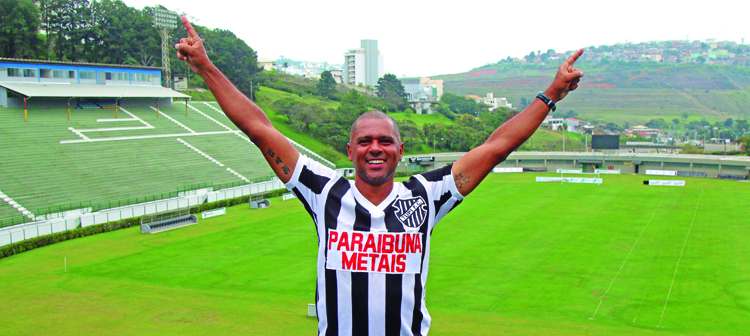 Tribuna inicia série sobre os 30 anos do Mário Helênio 3 esp Leo Lima do ponto da arquibancada onde viu o jogo foto Leo Costa