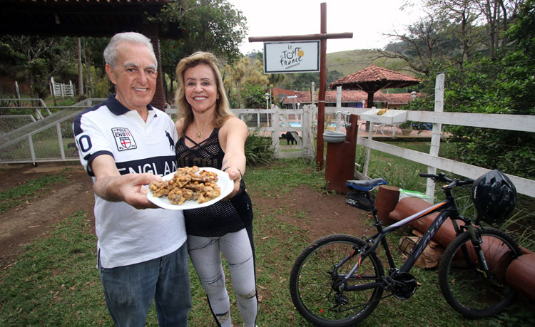 Casal constrói estação de hidratação, e lugar vira ponto de referência para ciclistas de JF 1 esp tour de france felipe