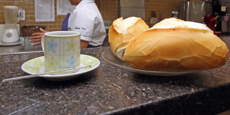 Padarias vendem pão com manteiga e café a R$ 0,99 1 pao by leonardo costa