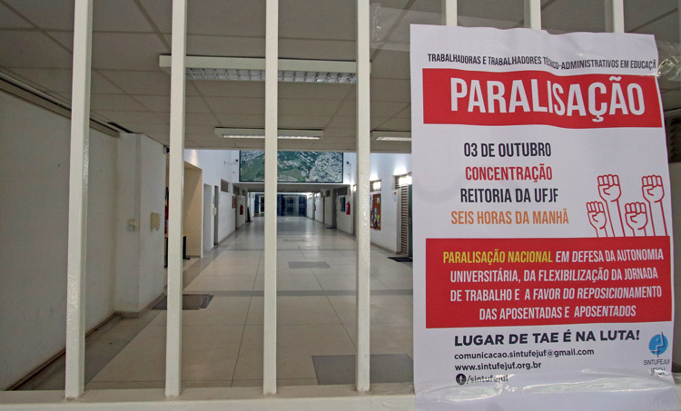 Servidores da UFJF fecham Reitoria em ato de protesto 1 paralisação UFJF 3 by Leonardo Costa