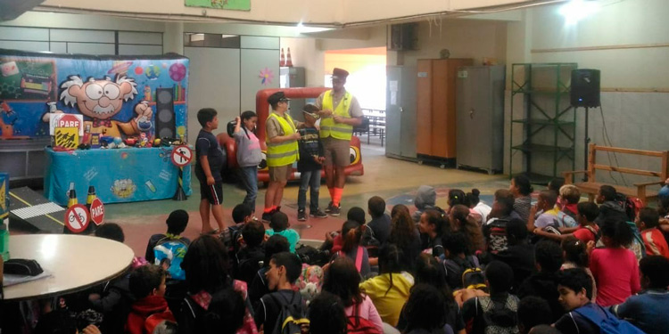 Teatro itinerante conscientiza alunos sobre problemas no trânsito 1 transito legal credito divulgação