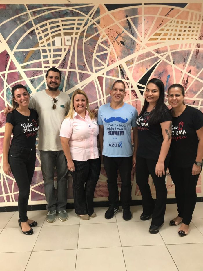 Wilder Finamore (da cervejaria Proust!) com a presidente da Ascomcer, Alessandra Sampaio e Mateus Andrade, ladeados por Renata Schettino, Isabella Pinheiro e Tauana Giovanoni Silva (elas, integrantes da promoção “Beba como uma garota”, que beneficiou o hospital) 