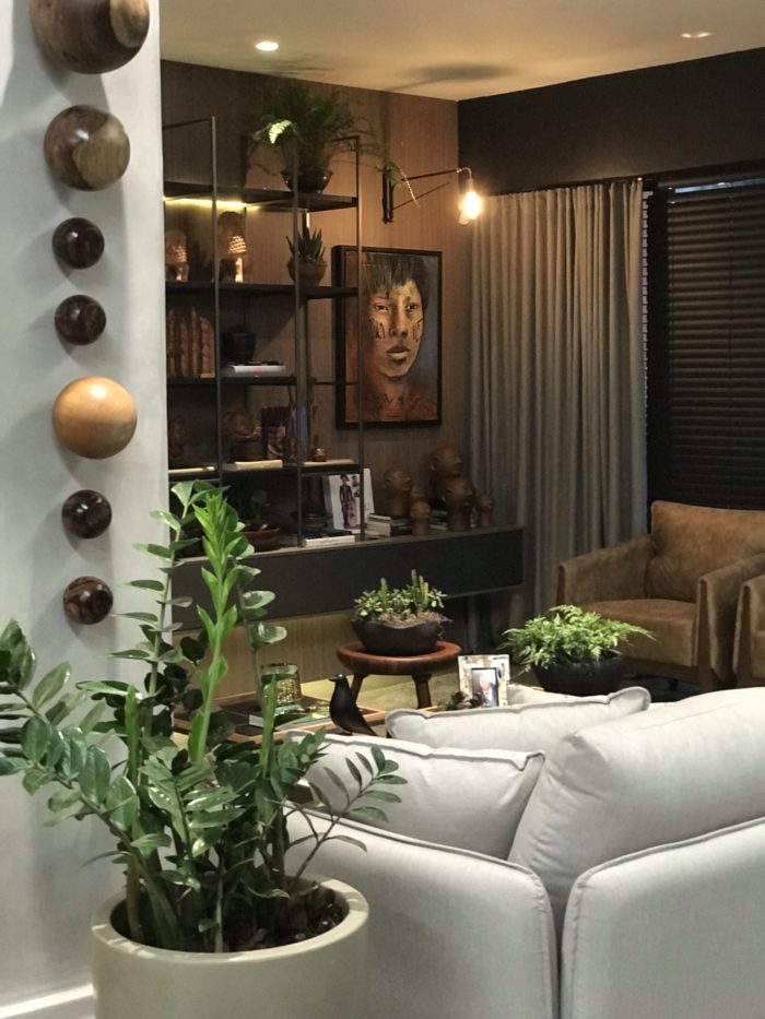 Refúgio urbano: objetos de arte e plantas decoram em harmonia 2 A655F667 5BF0 481F 92E0 F36B579EBB8E