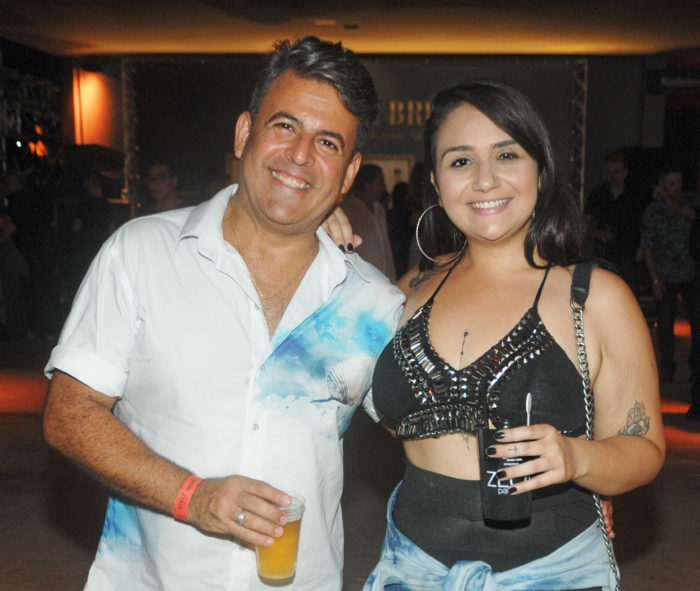 Marcelo Araújo (com as filhas Júlia e Ana Helena) nas bodas de ouro de seus sogros, Nawal e Alberto Arbex 2 Miguel Macedo e Lorena Tarcitano em noite de festa Foto: Andréa Ottoni