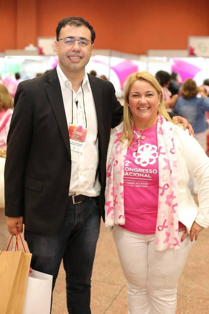 O coordenador de cirurgia da Sociedade Brasileira de Cancerologia, Alexandre Ferreira e a presidente da Ascomcer, Alessandra Sampaio, no Congresso Nacional da Rede Feminina de Combate ao Câncer, no Expominas 