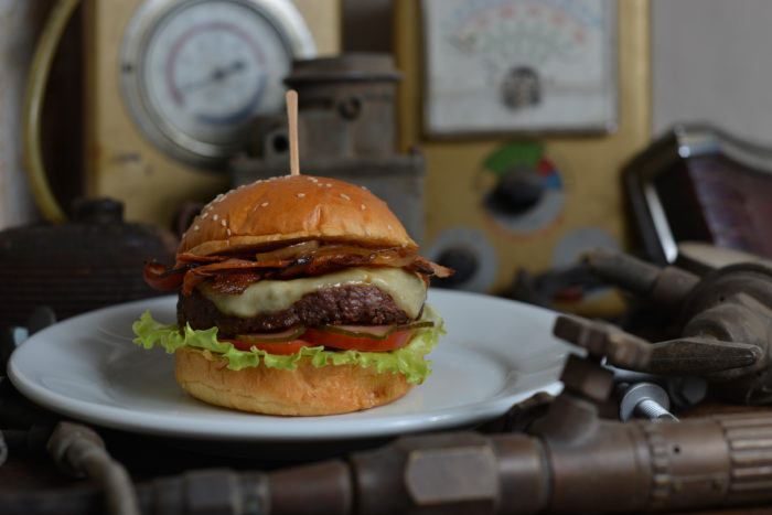Um empório com cerveja. Ops certeza 5 BURGER ANTIGO
