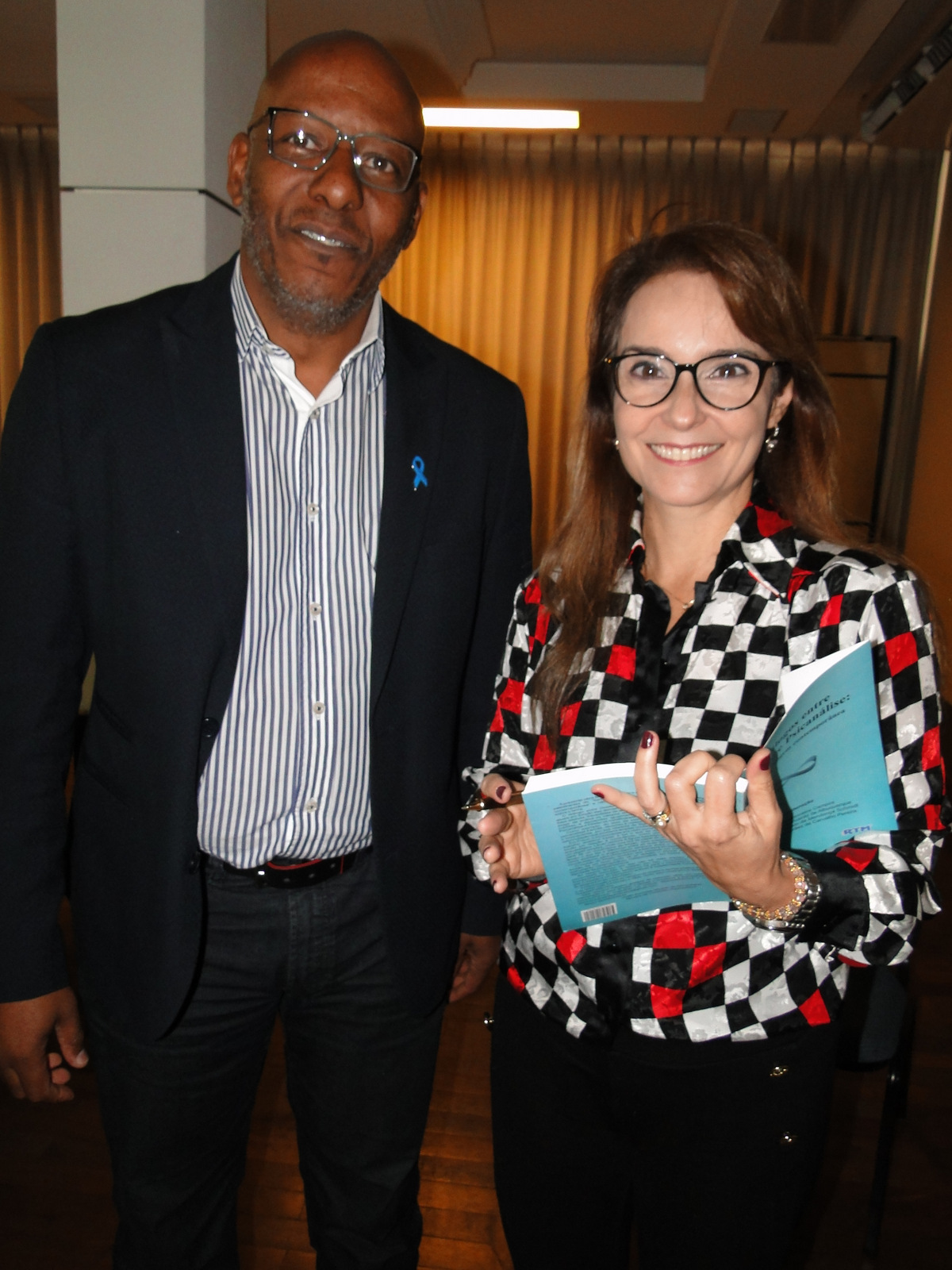 O presidente do Sinteac, Sérgio Felix e a juíza Martha Halfeld 1 O presidente do Sinteac, Sérgio Felix e a juíza Martha Halfeld, na manhã de autógrafos do livro "Diálogos entre direito e psicanálise: uma abordagem contemporânea", no Serrano Hotel