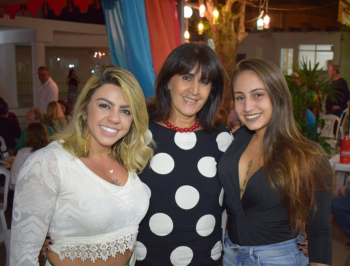 Silvana Cruzeiro Beraldo de Moraes com as filhas Amanda e Mariana, na noite árabe do Clube Bom Pastor
