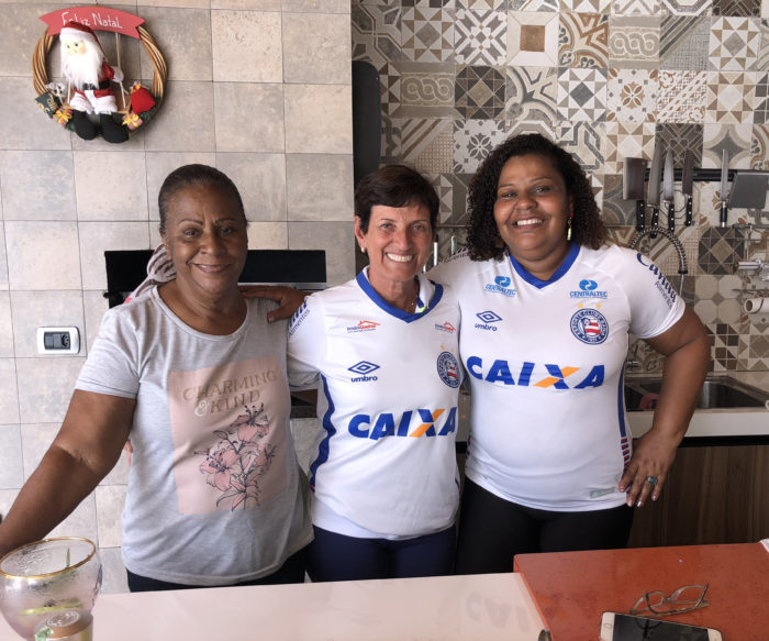 A anfitriã Zinha Fávero Gasparette, entre Evanir e Rosi Magalhães (avó e mãe de Gregore, volante do Bahia)