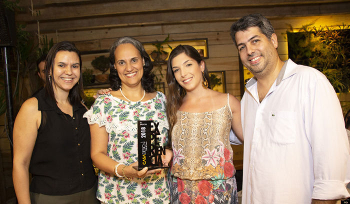 Nívea Mello e Alexandre Oliveira ladeando Laura Giovannini e Letícia Nery, que assinaram o 'lounge' de entrada e o jardim do lago, na Casa Design Foto: Guilherme Ovídio