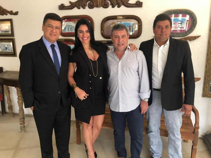 O senador eleito Carlos Vianna, Grazi Hermes e Ivan Queiroz e o vereador Adriano Miranda clicados no almoço do Berttu's 