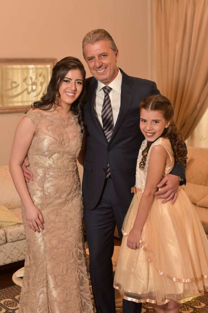 Marcelo Araújo (com as filhas Júlia e Ana Helena) nas bodas de ouro de seus sogros, Nawal e Alberto Arbex 1 Marcelo Araújo (com as filhas Júlia e Ana Helena) nas bodas de ouro de seus sogros, Nawal e Alberto Arbex Foto: Aluízio Barbosa