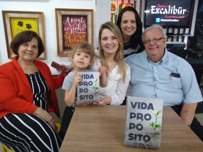 Fernanda Schröder, co-autora do livro “Vida com propósito”, ladeada pelos pais Maria Tereza e Tarcísio Picorelli Gonçalves, a sobrinha Laura e a irmã Fabiana, em noite de autógrafos, no Espaço Excalibur