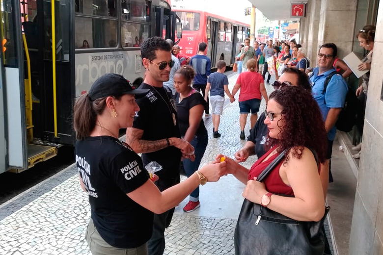 Polícia realiza apitaço para coibir crimes de assédio dentro dos coletivos 2 apitaço interna