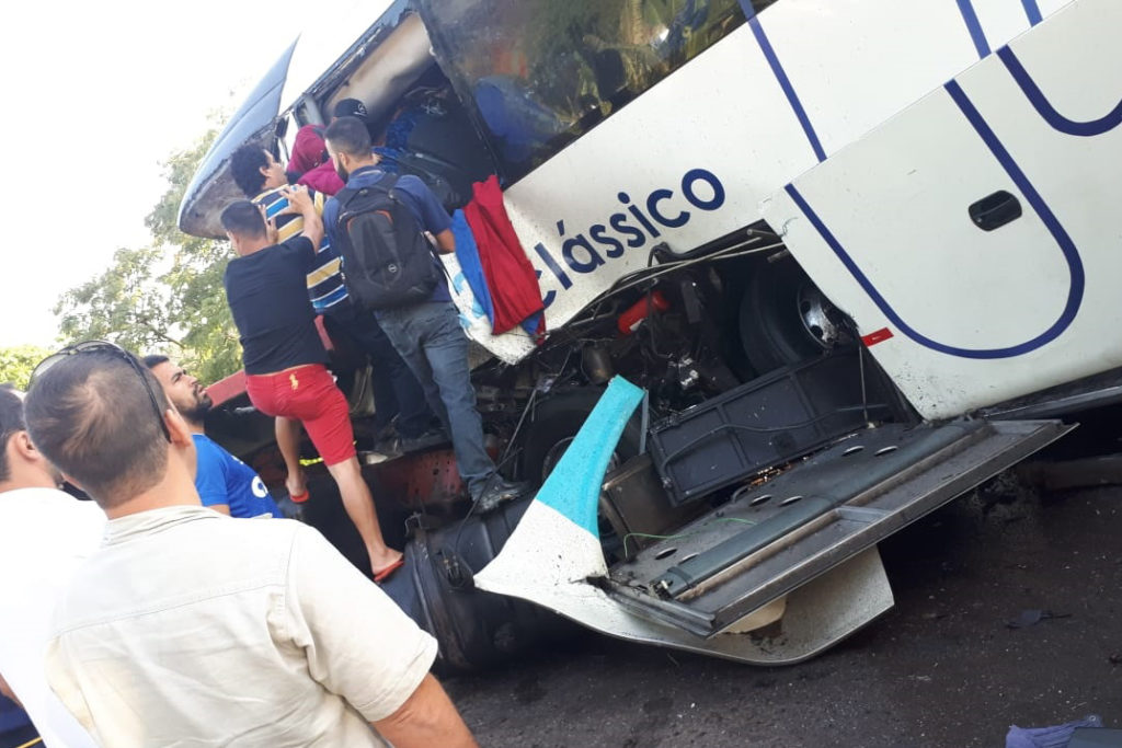 Acidente na BR-040 deixa dois mortos, 16 feridos e fecha pista 2 batida BR 040 para capa ok
