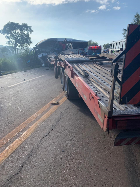 Acidente na BR-040 deixa dois mortos, 16 feridos e fecha pista 1 batida BR 040