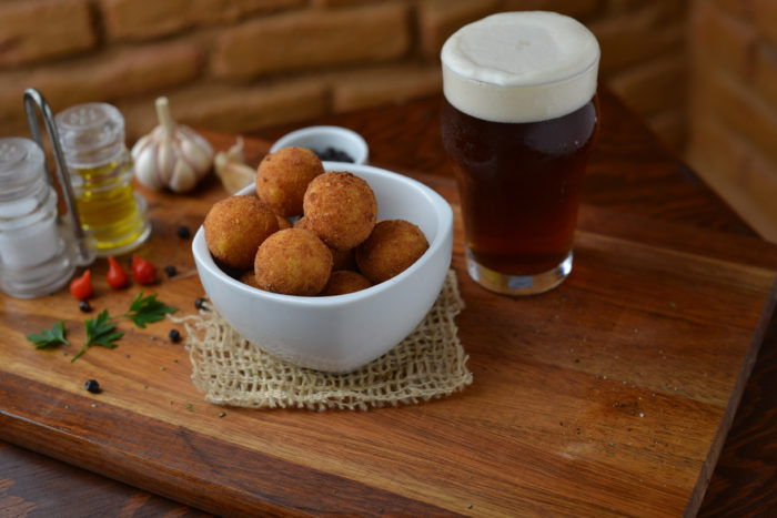 Um empório com cerveja. Ops certeza 3 bolinho