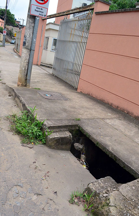 Bueiro quebrado gera risco a pedestres em frente à Risp 1 buraco bairro santa lucia