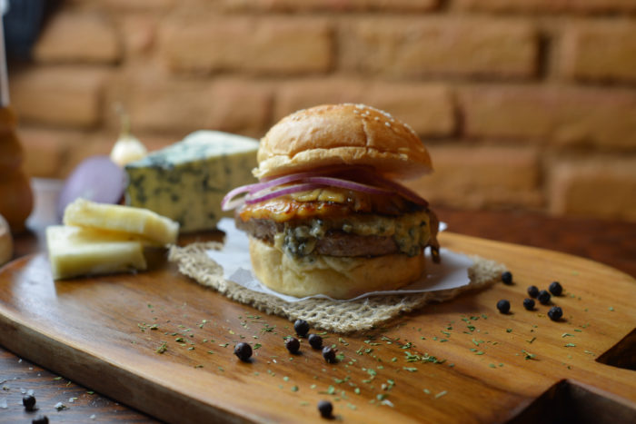 Um empório com cerveja. Ops certeza 8 burger
