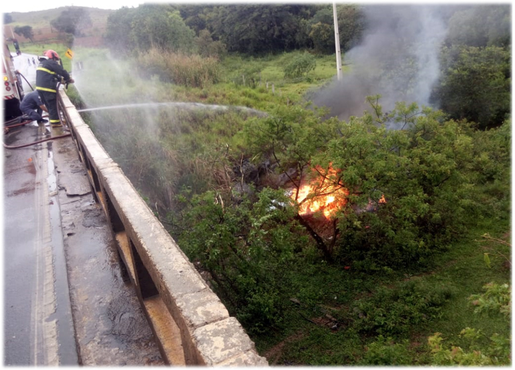 Caminhonete cai de ponte e pega fogo em Tiradentes 1 carro cai da ponte divulgação bombeiros