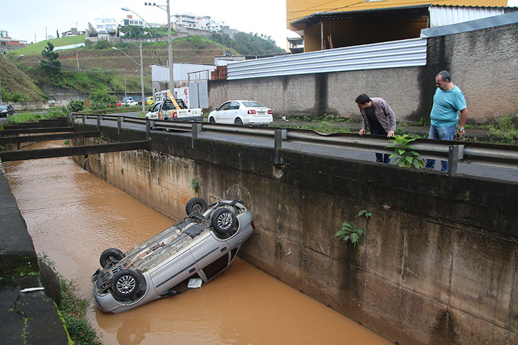 Carro capota e cai no córrego de Santa Luzia 2 carro cai em córrego fernando