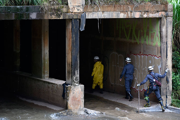 Após forte temporal, quatro pessoas morrem em enchente em BH 1 chuva em bh DOUGLAS MAGNO O TEMPO 2