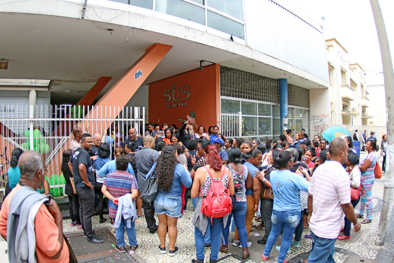 Terceirizados protestam por atraso nos salários 1 protesto 1 priamo
