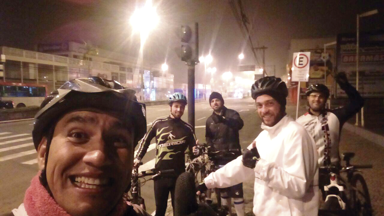 Grupo de ciclistas madruga para pedalar em Juiz de Fora 1 saida para o galo