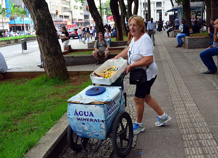 Vendendo água e distribuindo sorrisos: Sônia, honestamente 4 sonia4