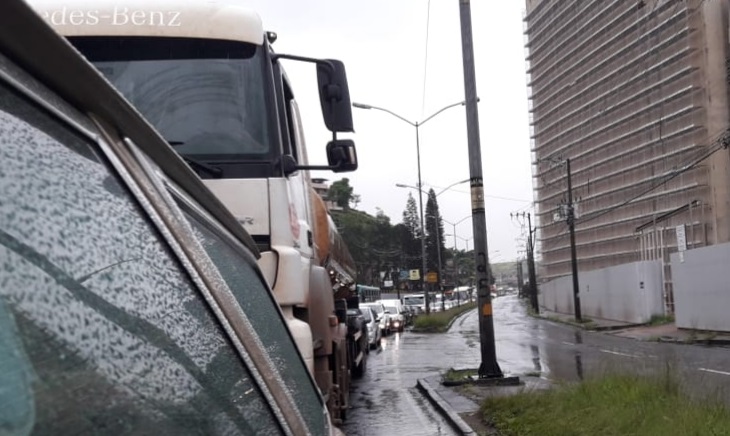 Acidente entre ônibus complica trânsito na Avenida JK 1 transito renan2