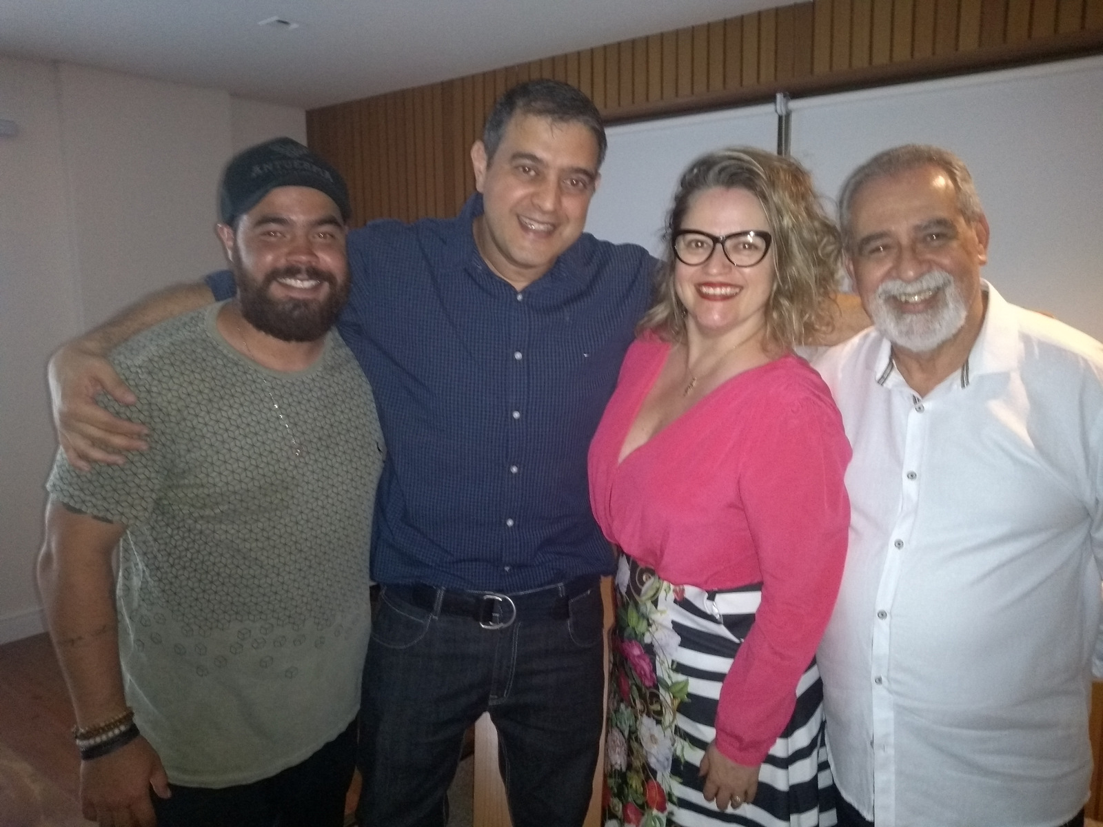 Márcio Rodrigues, o anfitrião Toninho Simão, Fernanda Galloletti e Ari Ribeiro 1 Márcio Rodrigues, o anfitrião Toninho Simão, Fernanda Galloletti e Ari Ribeiro, no 'coq' de lançamento da feira É Festa